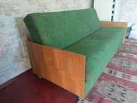 Раскладной зеленый диван