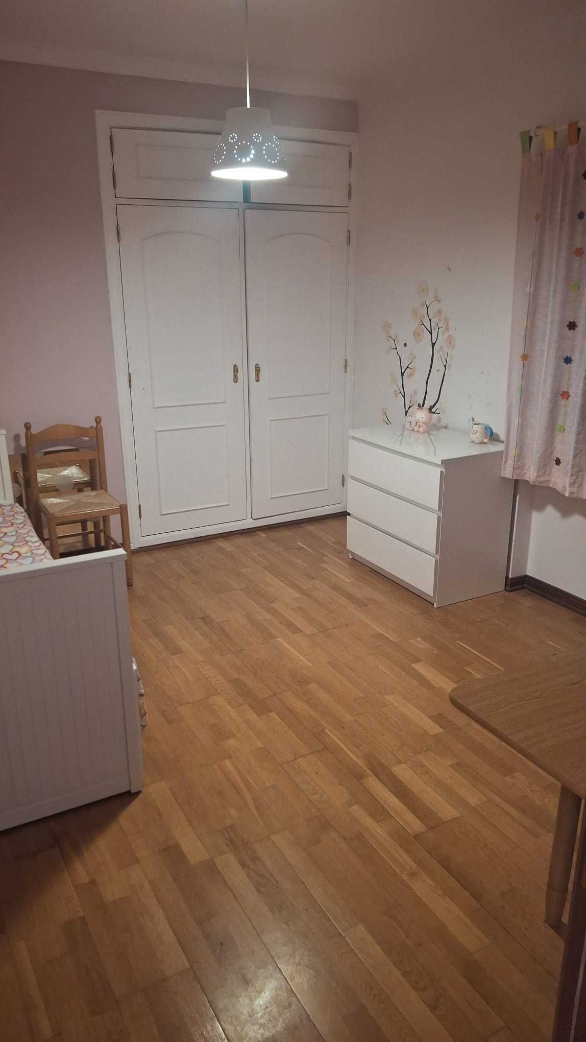 Quarto para Senhora ( Trabalhadora e/ou Estudante) despesas incluídas