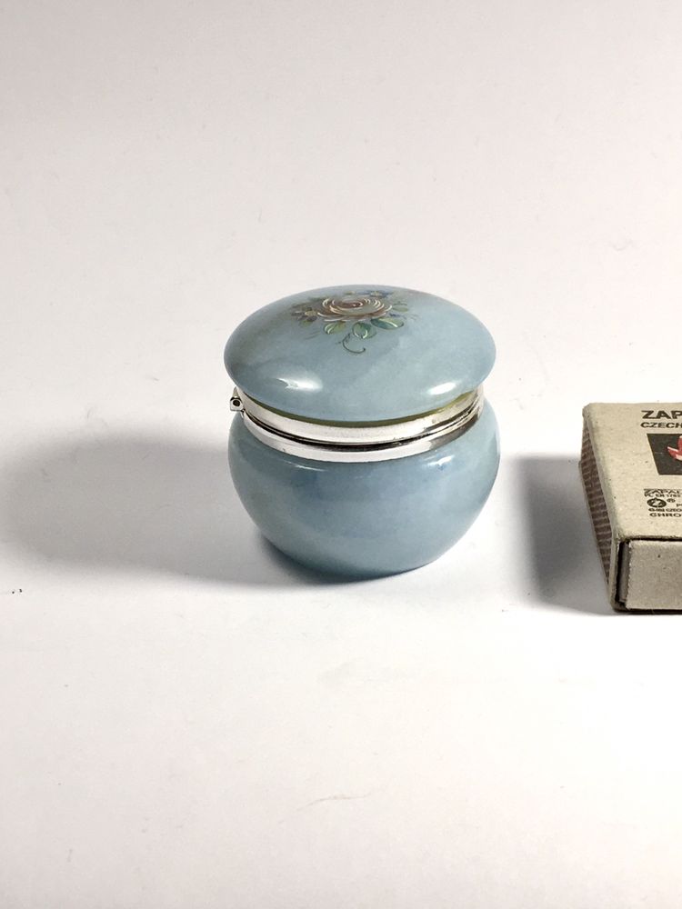 Niewielkie puzderko, słoiczek z włoskiego alabastru z lat 50/60