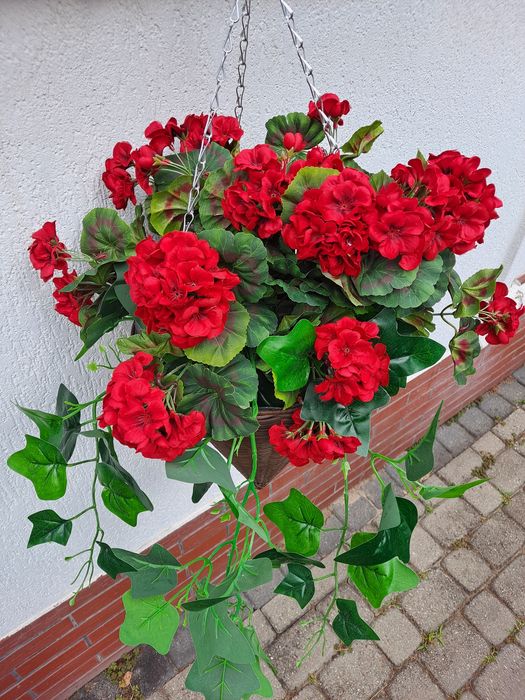 Pelargonie wiszace sztuczne w koszu .