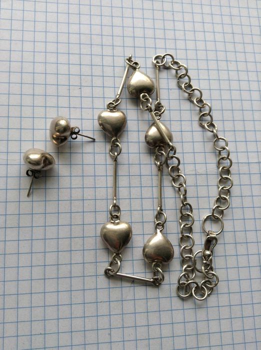 набор украшений из серебра.