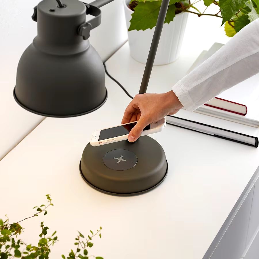 Lampa biurkowa IKEA HEKTAR z ładowarką indukcyjną i USB