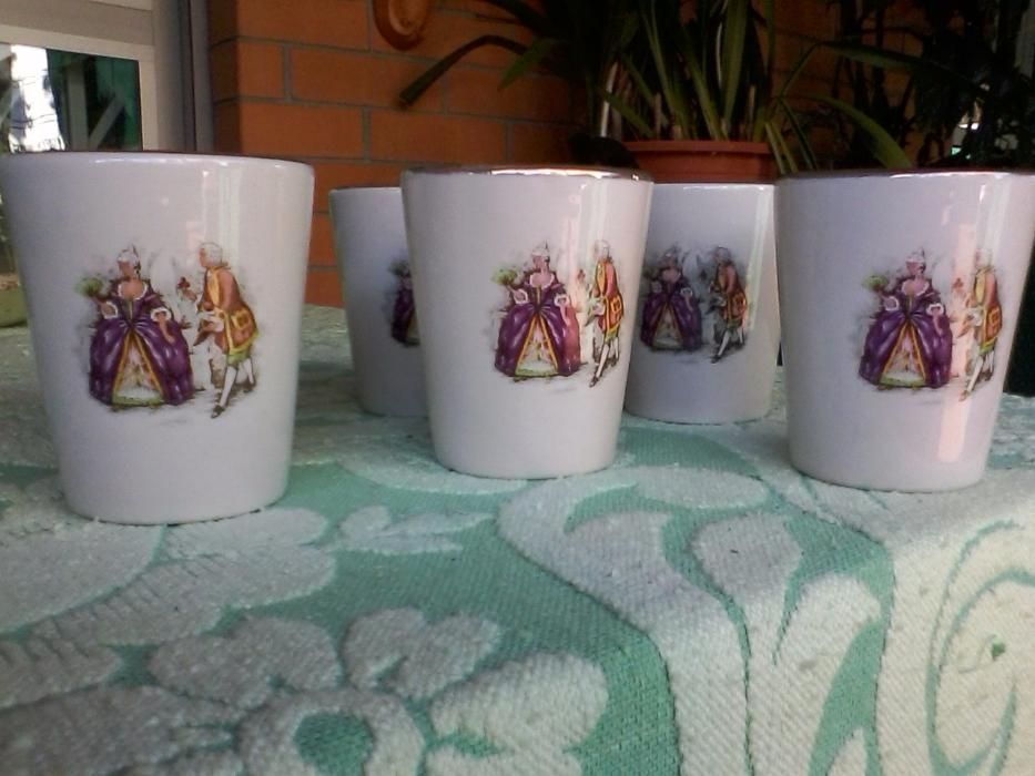 Copos Antigos em Porcelana Pintados com Figuras