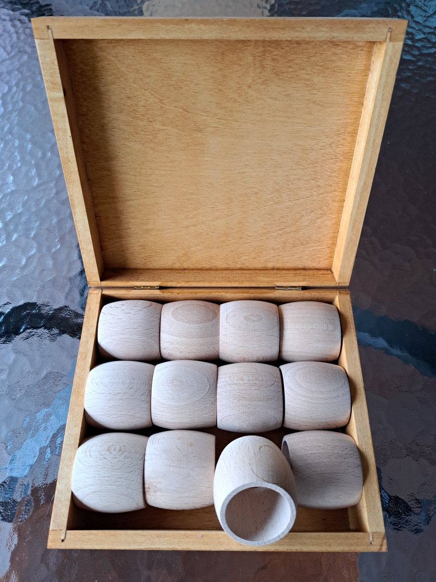 Serwetniki - obrączki z drewna w pudełku