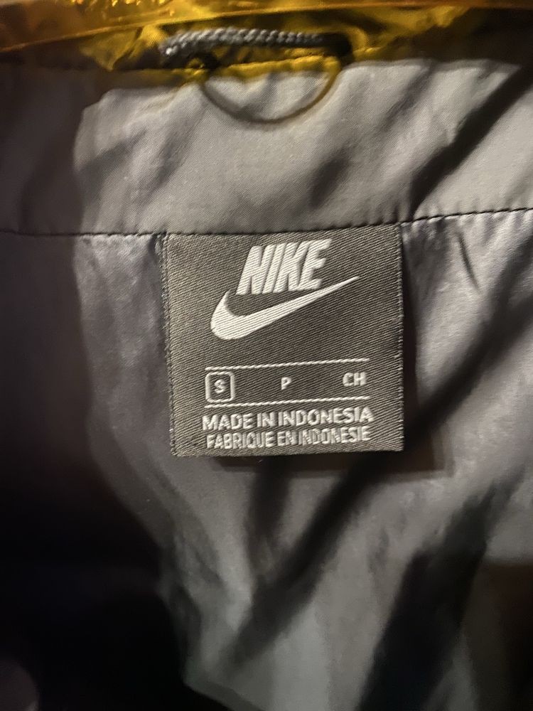 Продам чоловічу жилетку NIKE розмір S, може піти і на М