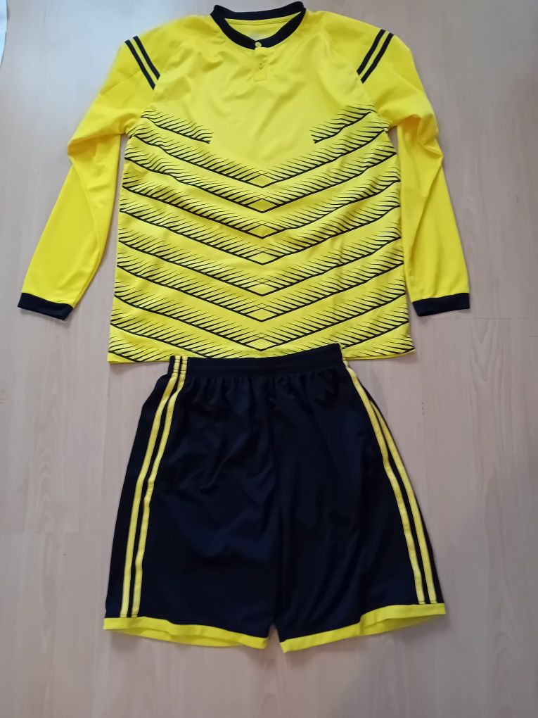 camisola + calções- equipamento desportivo