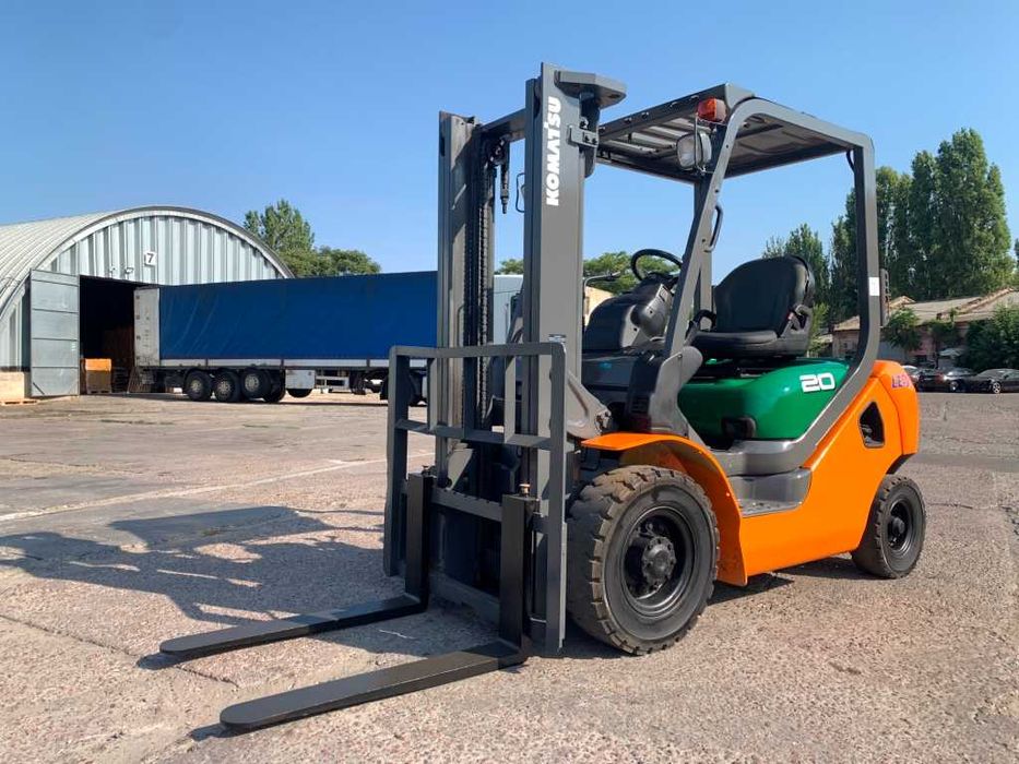 автонавантажувач Komatsu на великих 12 колесах. Модель: FG20C-16