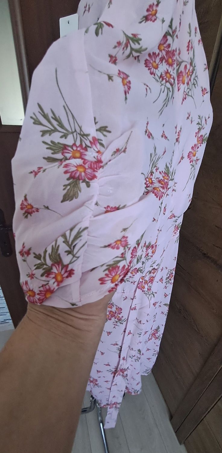 Elegancka sukienka w serek w kolorowe kwiatuszki