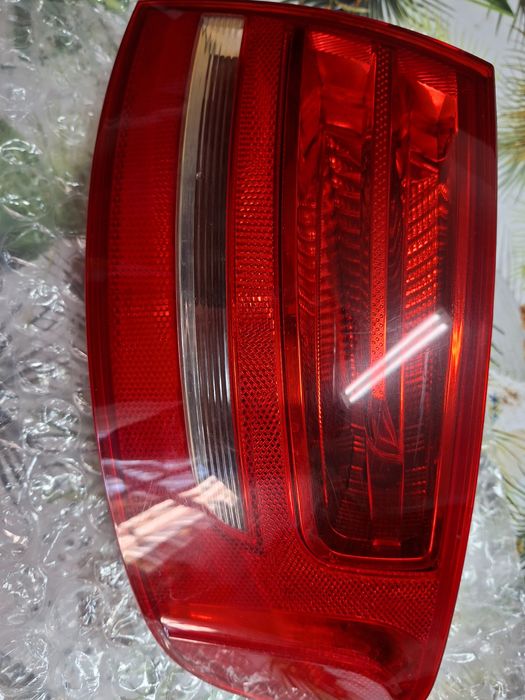Farolim traseiro direirto e porta lampadas esquerdo Audi A4 B8
