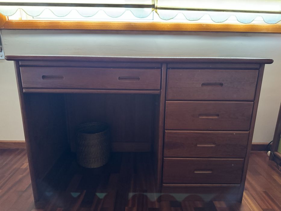 Secretária em nogueira