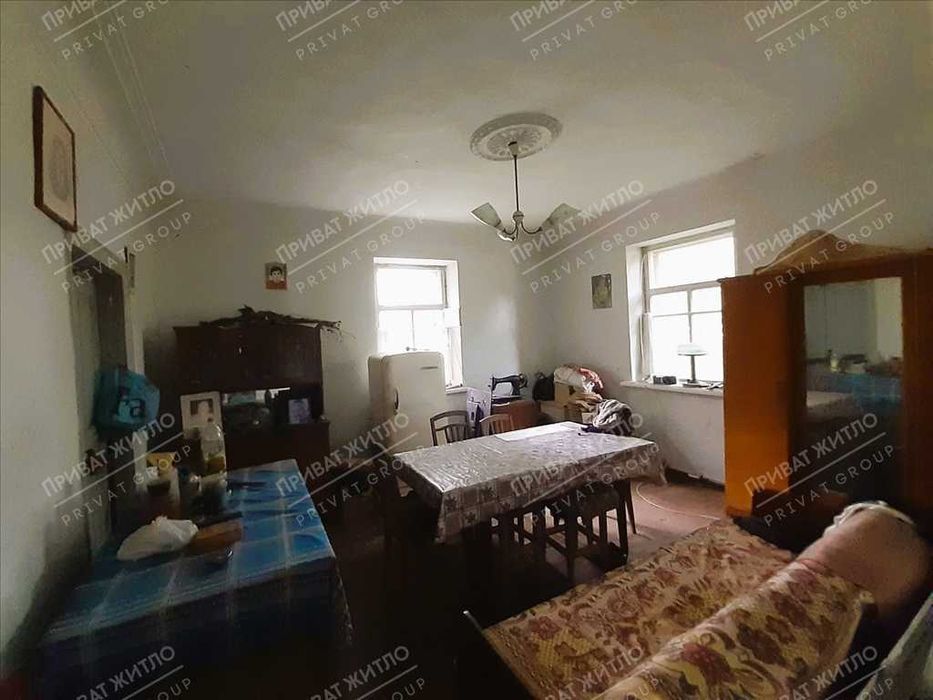 Просторий будинок в районі стадіону.