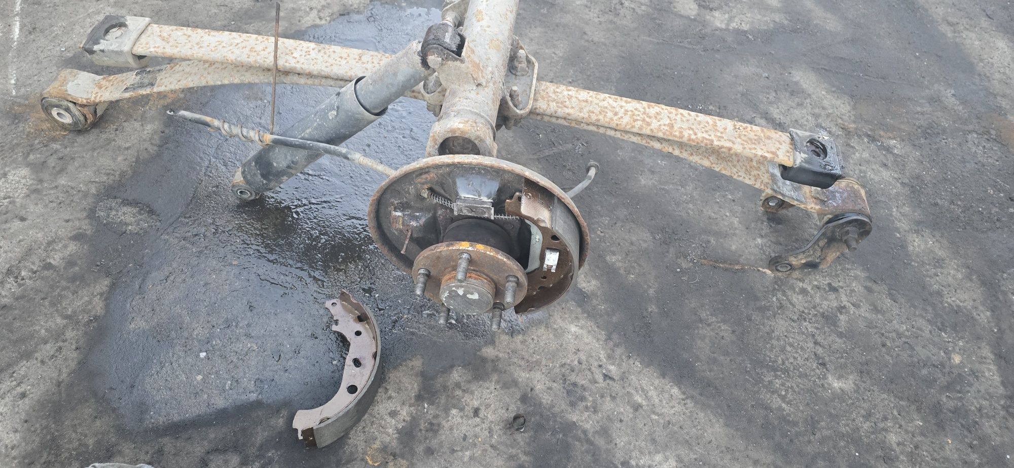 Belka zawieszenia oś tylna resor Ford Transit Connect 1,8  2004r