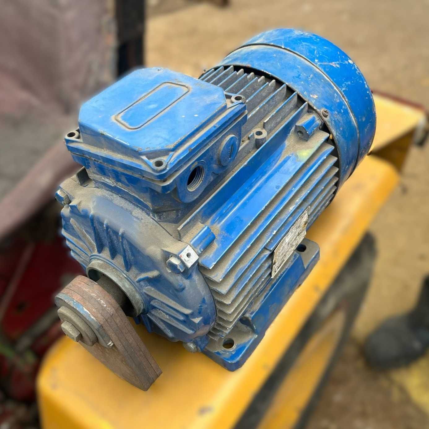 Silnik wibrator wolnoobrotowy 700obr/min