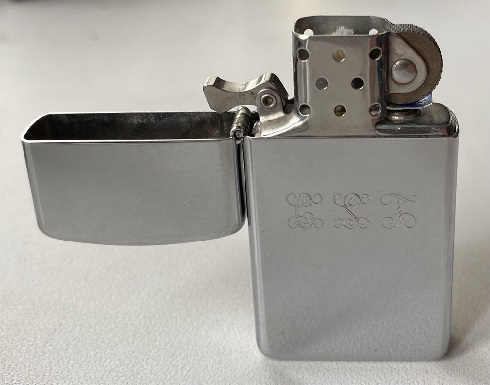 Зажигалка Zippo.