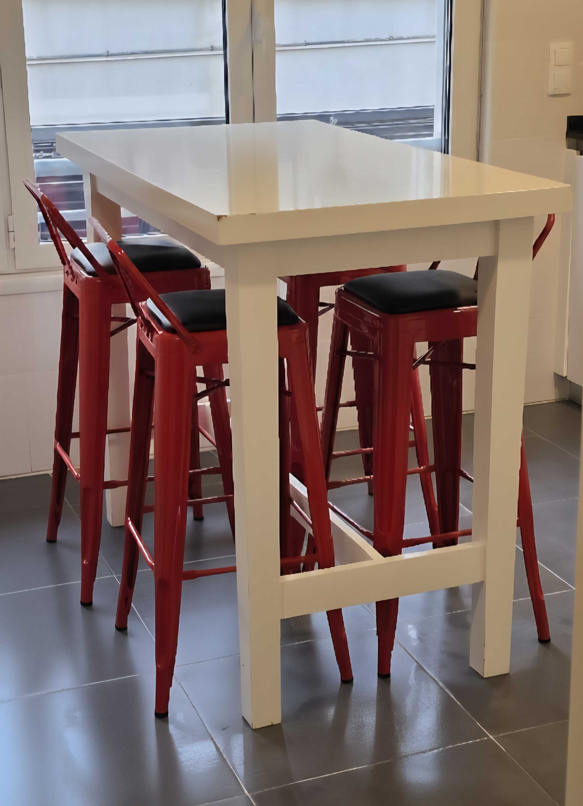 Mesa alta com 4 bancos