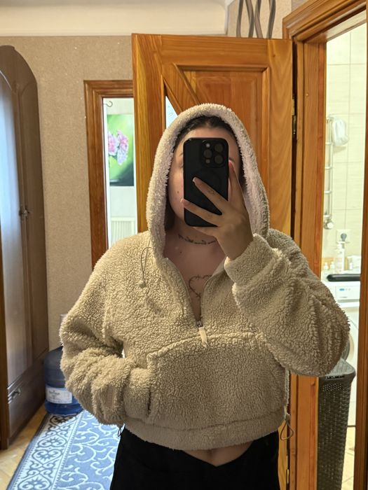 Тепла вкороченна кофта Bershka