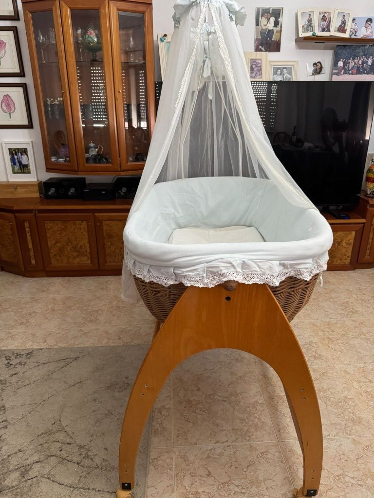 Berço com suporte e rodas estado novo