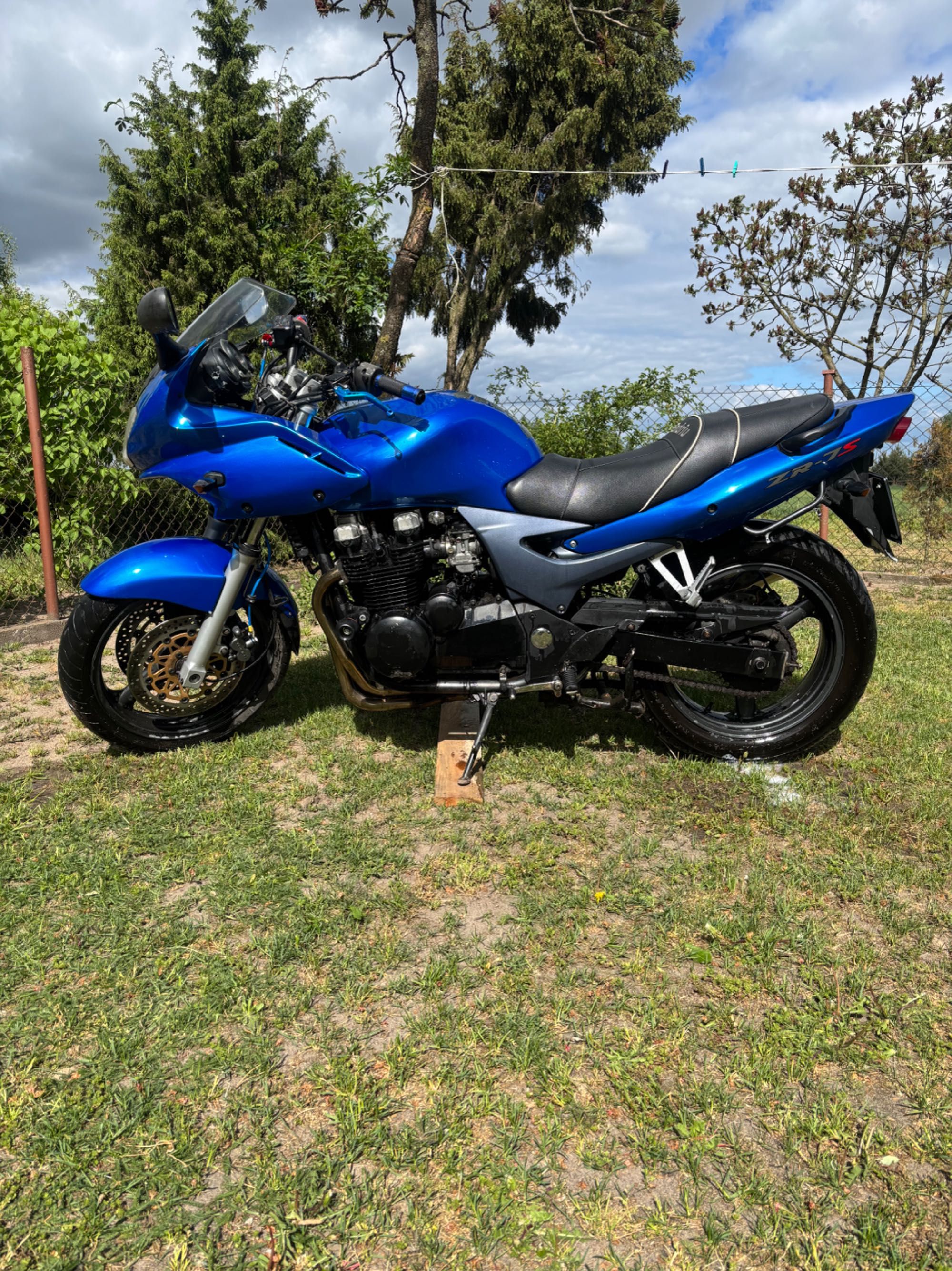 Kawasaki ZR 750 .