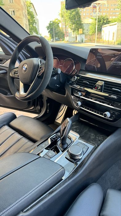BMW 530e G30 2018 • HUD • Soft Close • Камера 360° • Без ДТП