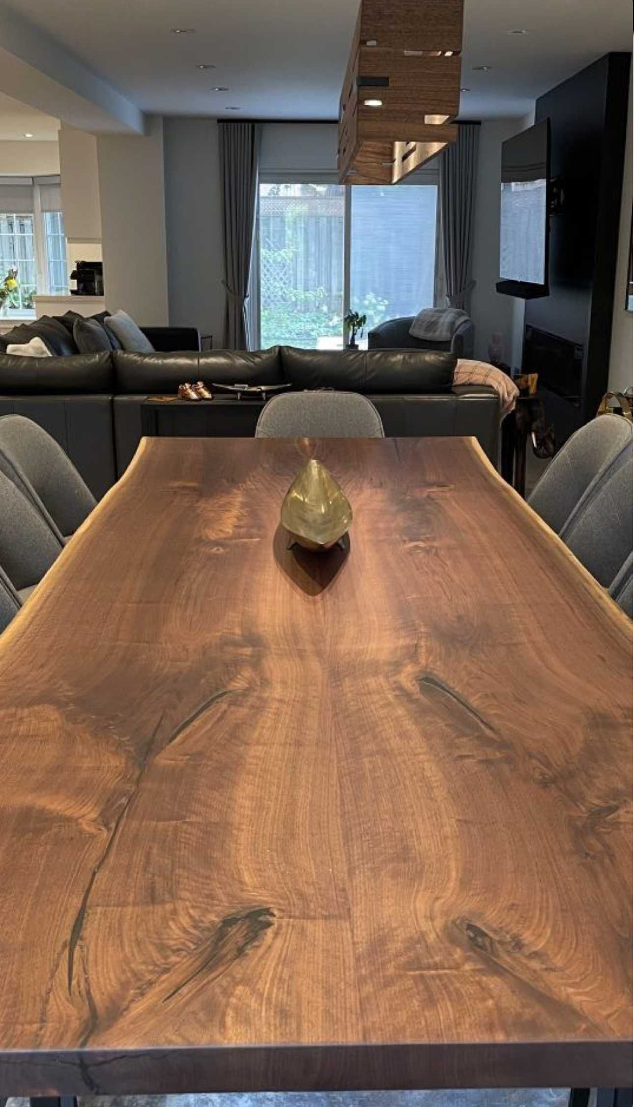 Mesa em madeira maciça rústica,borda o vivo.Rustic solid wood table
