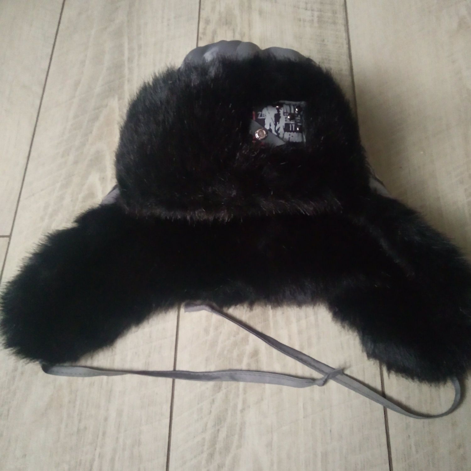 Теплая зимняя шапка с ушками и завязками для мальчика