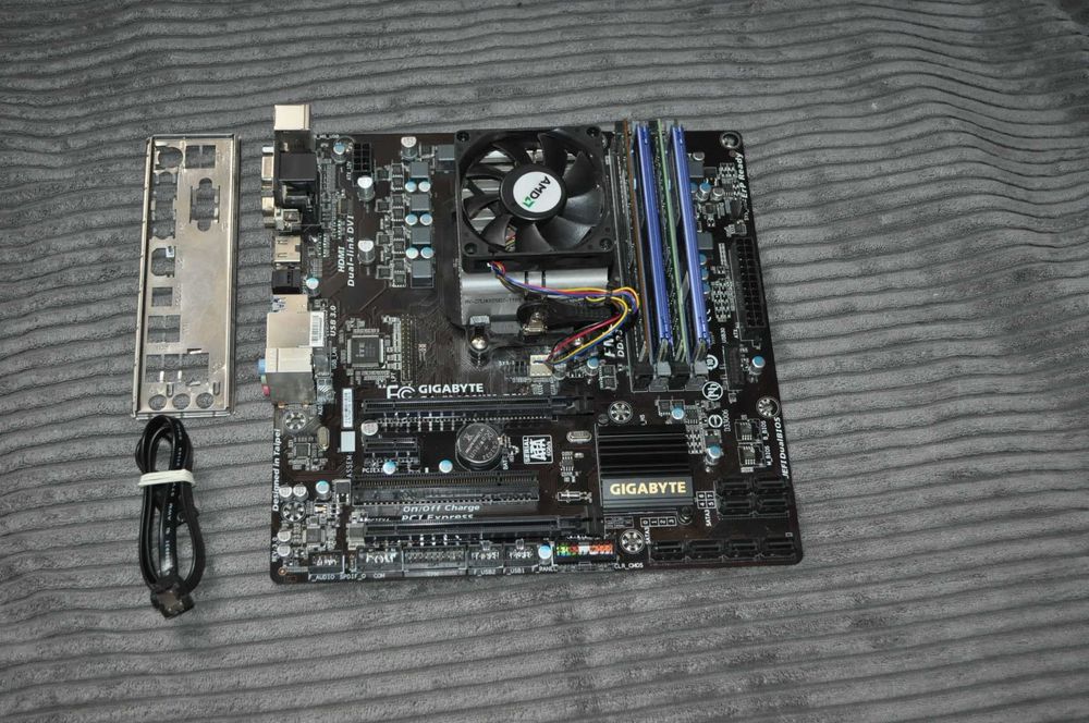 Gigabyte GA-F2A88X-D3H AMD FM2 HDMI USB 3.0 + AMD A8-6600 + 16Gb