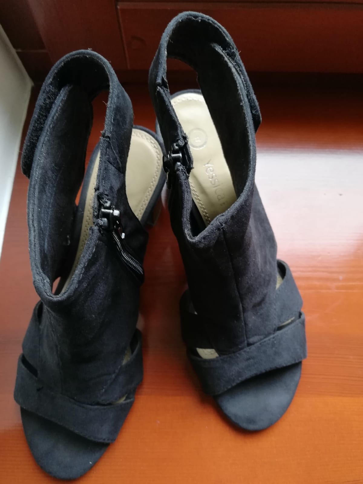 Śliczne czarne sandały na niskim obcasie, 37, Yessica