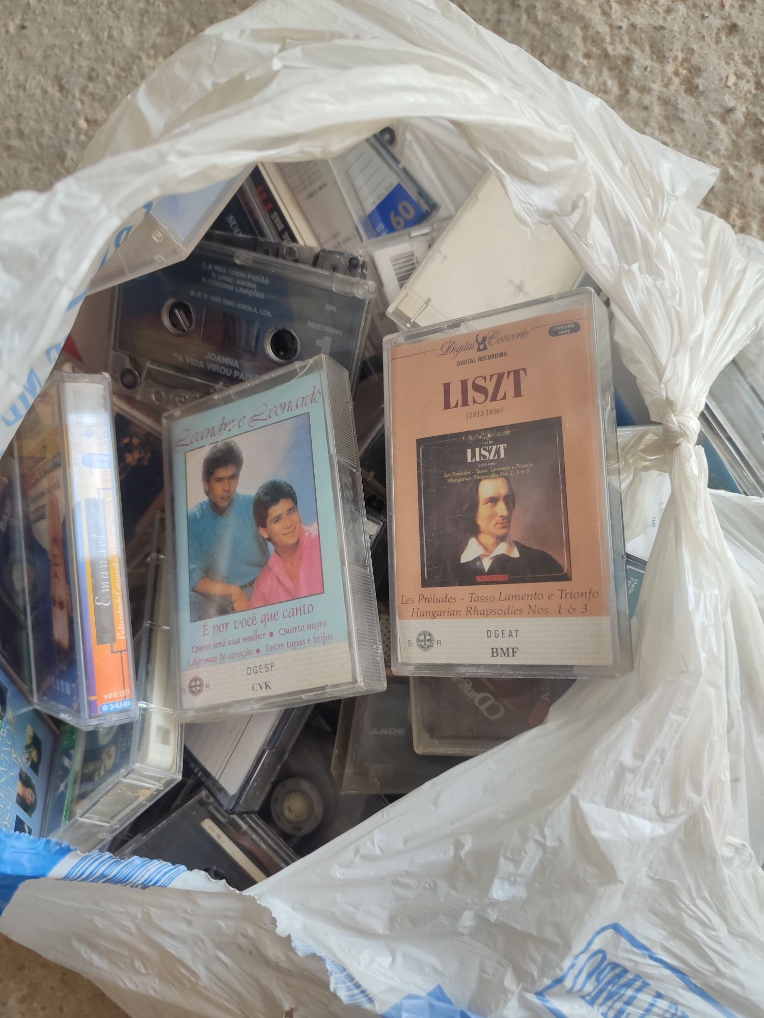 Várias músicas gravadas em VHS