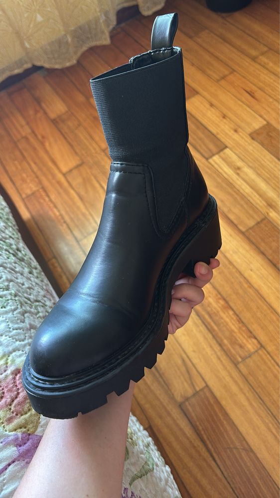 Botins / Botas rasos em preto Stradivarius