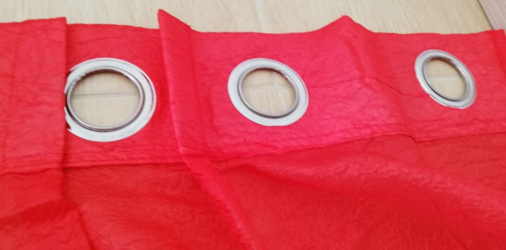 1 cortinado de argolas em vermelho