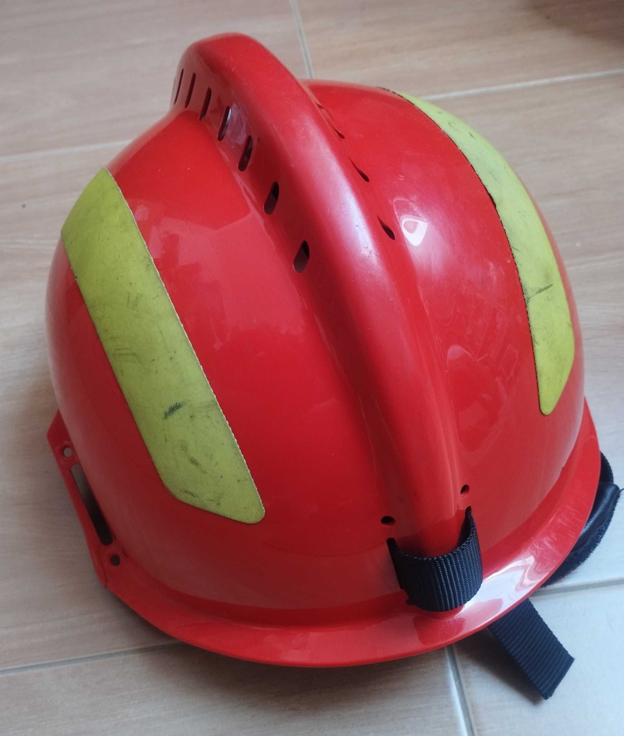 Capacete de segurança vermelho usado para bombeiro, escalagem