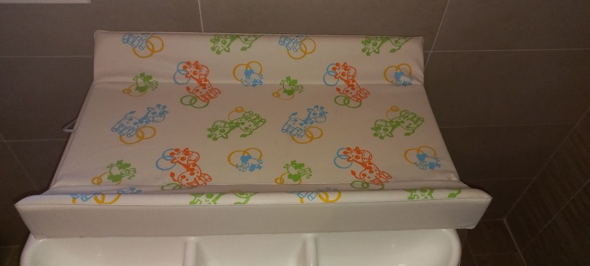 Muda fraldas com banheira p bebé