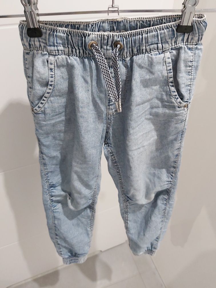 Spodnie jeansowe chłopięce ze SMYKA Cool Club jogger, denim 122 cm.