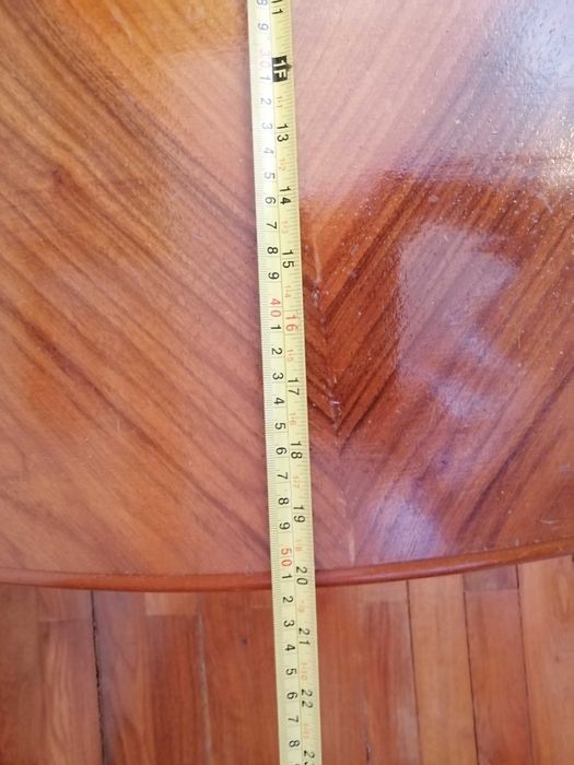 Mesa de centro antiga em bom estado