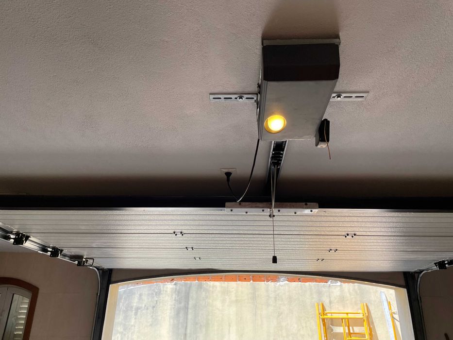 portão de garagem seccionado com motor BFT
