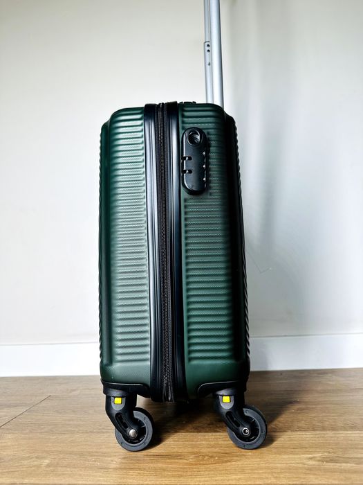 Nowa walizka 40x30x20 bagaż podreczny bezpłatny