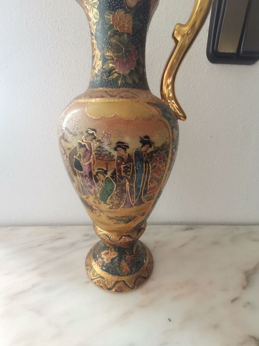 Jarro com pinturas de decoração chinesa