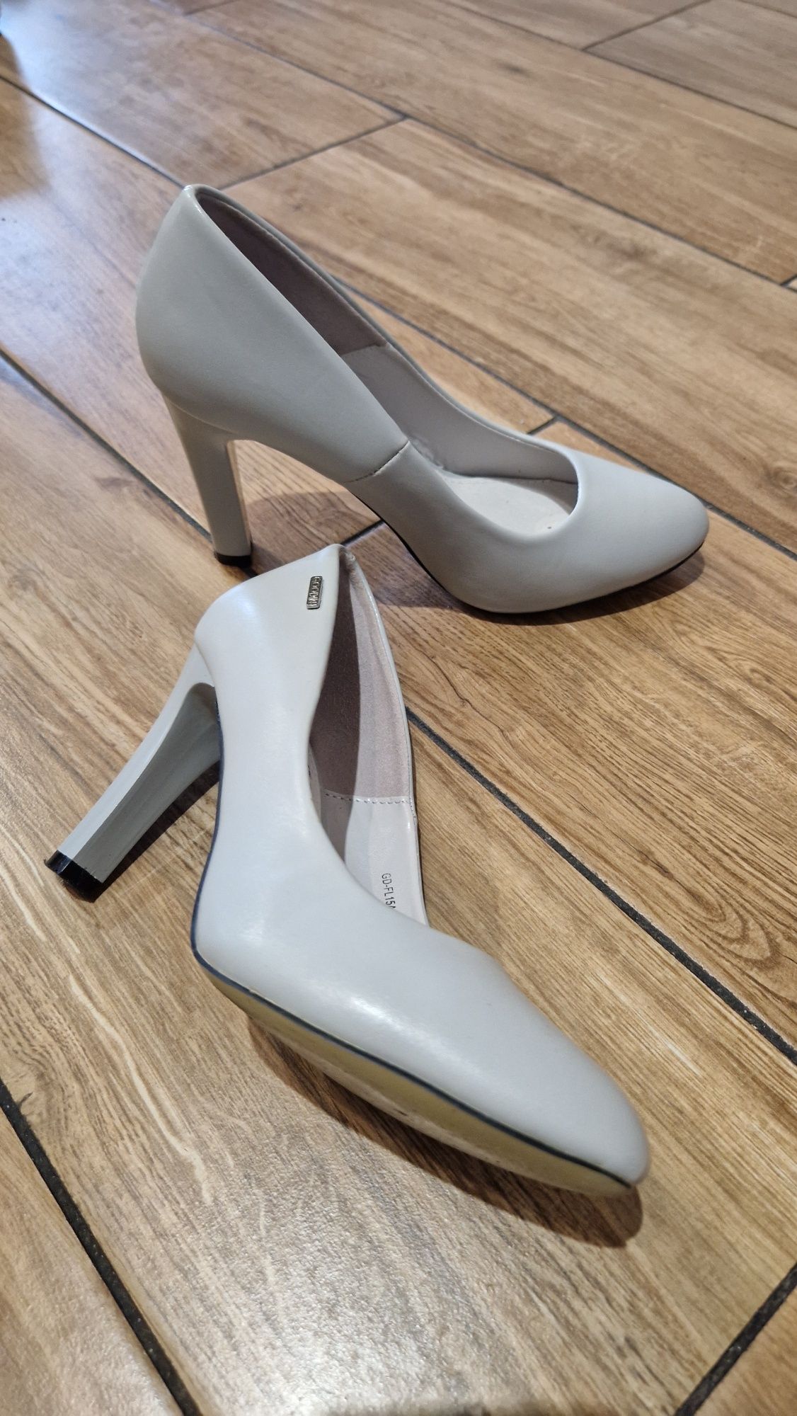 Buty na obcasie 36