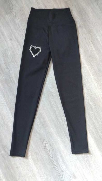 Czarne leggisny z sercem