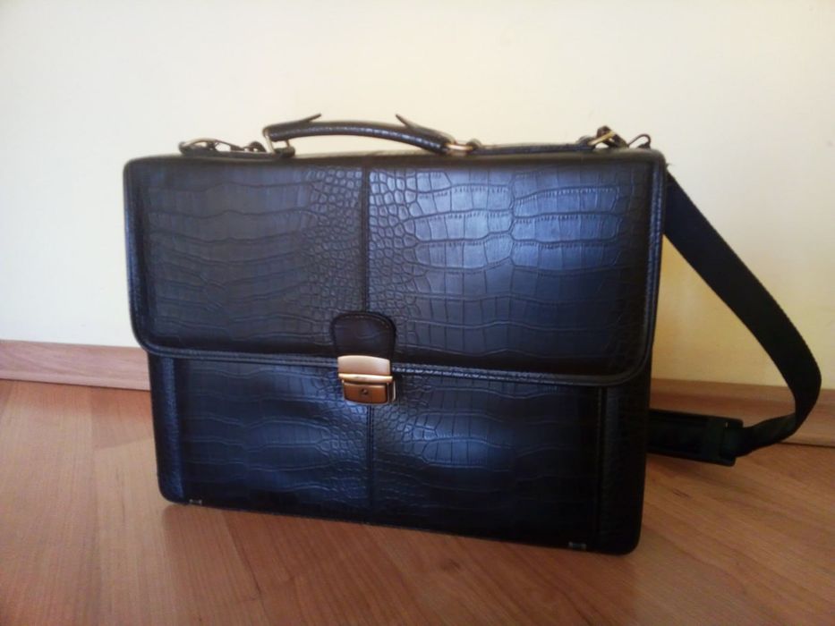 Продам кожаный портфель.