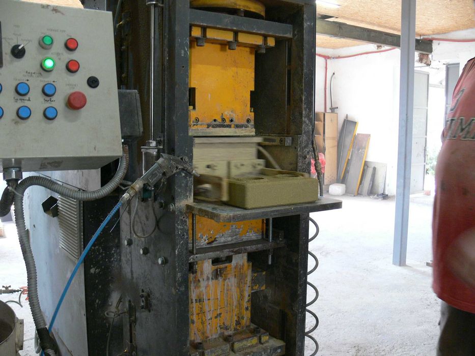 Автоматизована лінія з виробництва товарів методом гіперпресування.