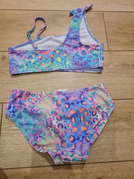 Piekny nowy stroj dwuczęściowy 152