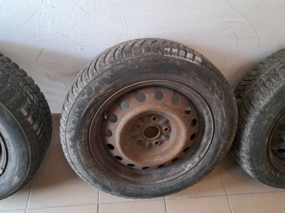 Opony zimowe 16 na felgach (205/60/16)