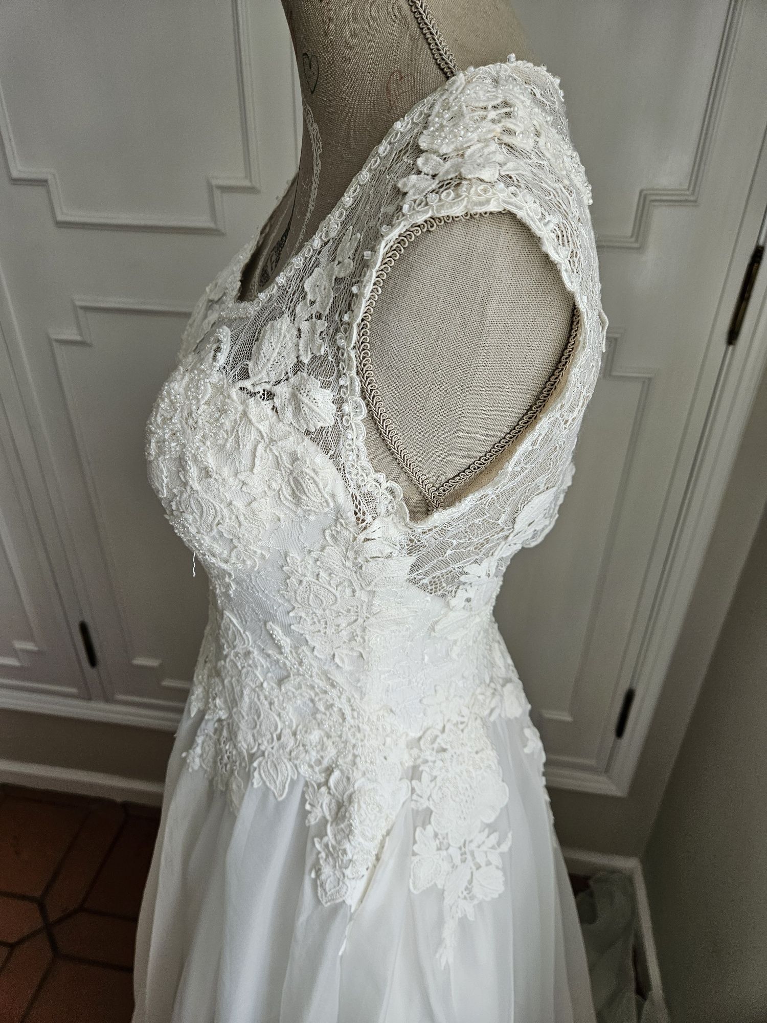 Vestido de noiva Pronovias com véu e saiote. Tamanho S