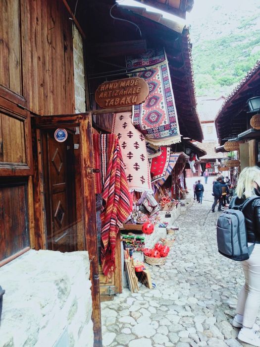 Dywan,chodnik,kilim wełniany z pracowni tkackiej w Kruji (Albania)