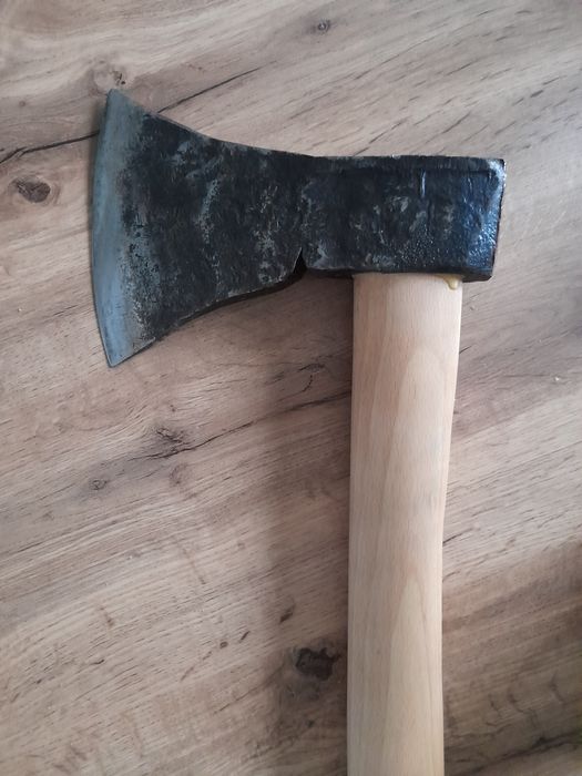 Stara siekiera ręcznie kuta