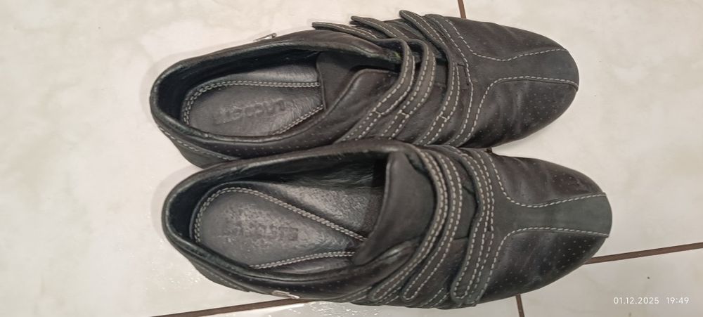 Кросівки унісекс.