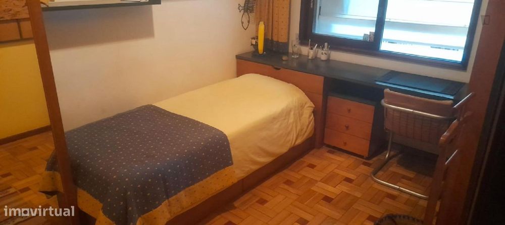 773404 - Quarto com cama de solteiro em...