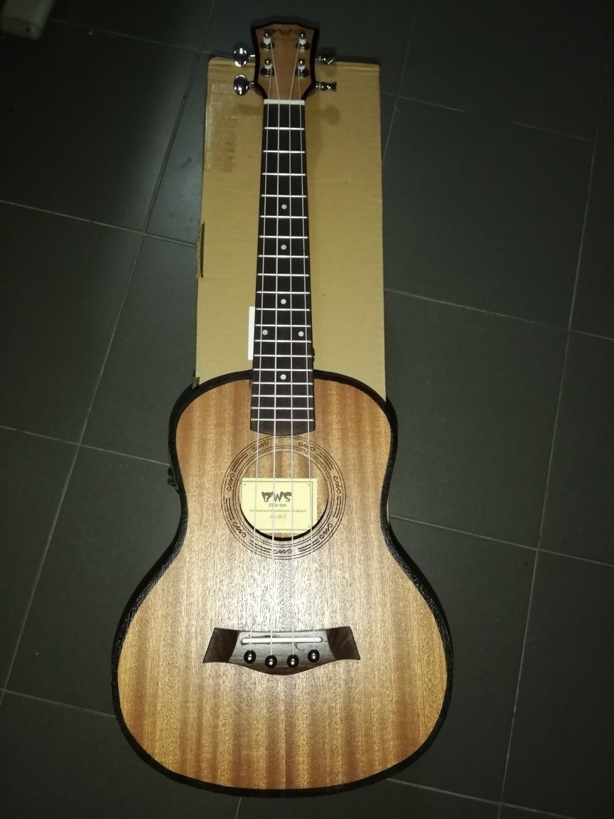 Ukulele tenor elétrico