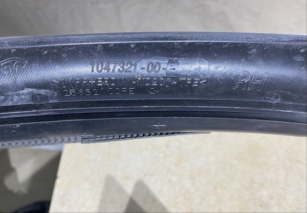 Tesla Model X накладки багажного отвору